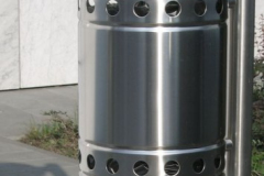 Cestino-inox-cilindrico-e-palo-sostegno